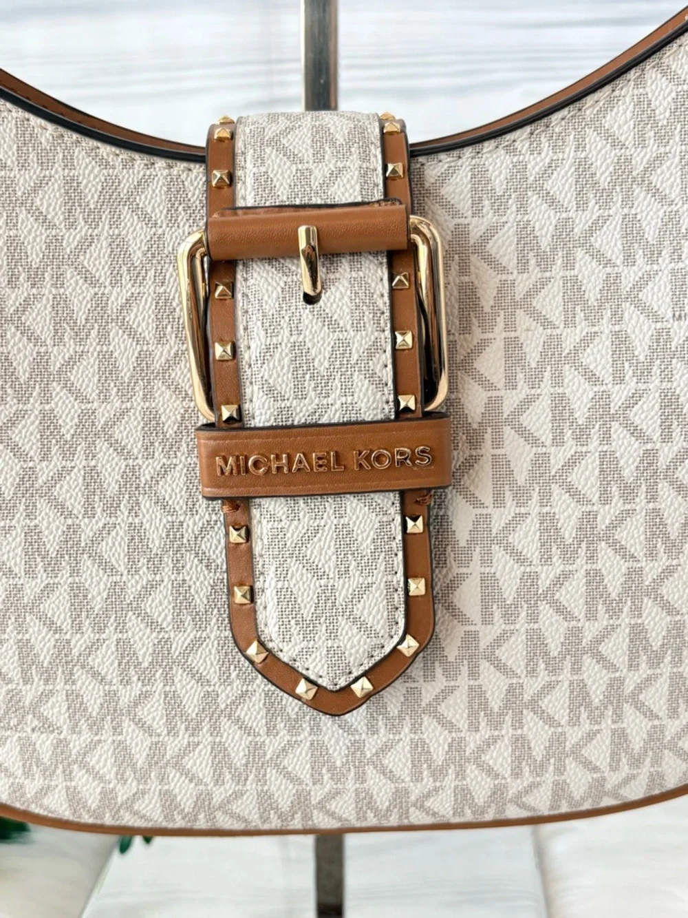Michael Kors Lillian Shoulder Bag‎ with Buckle Detail in Vanilla/Acorn